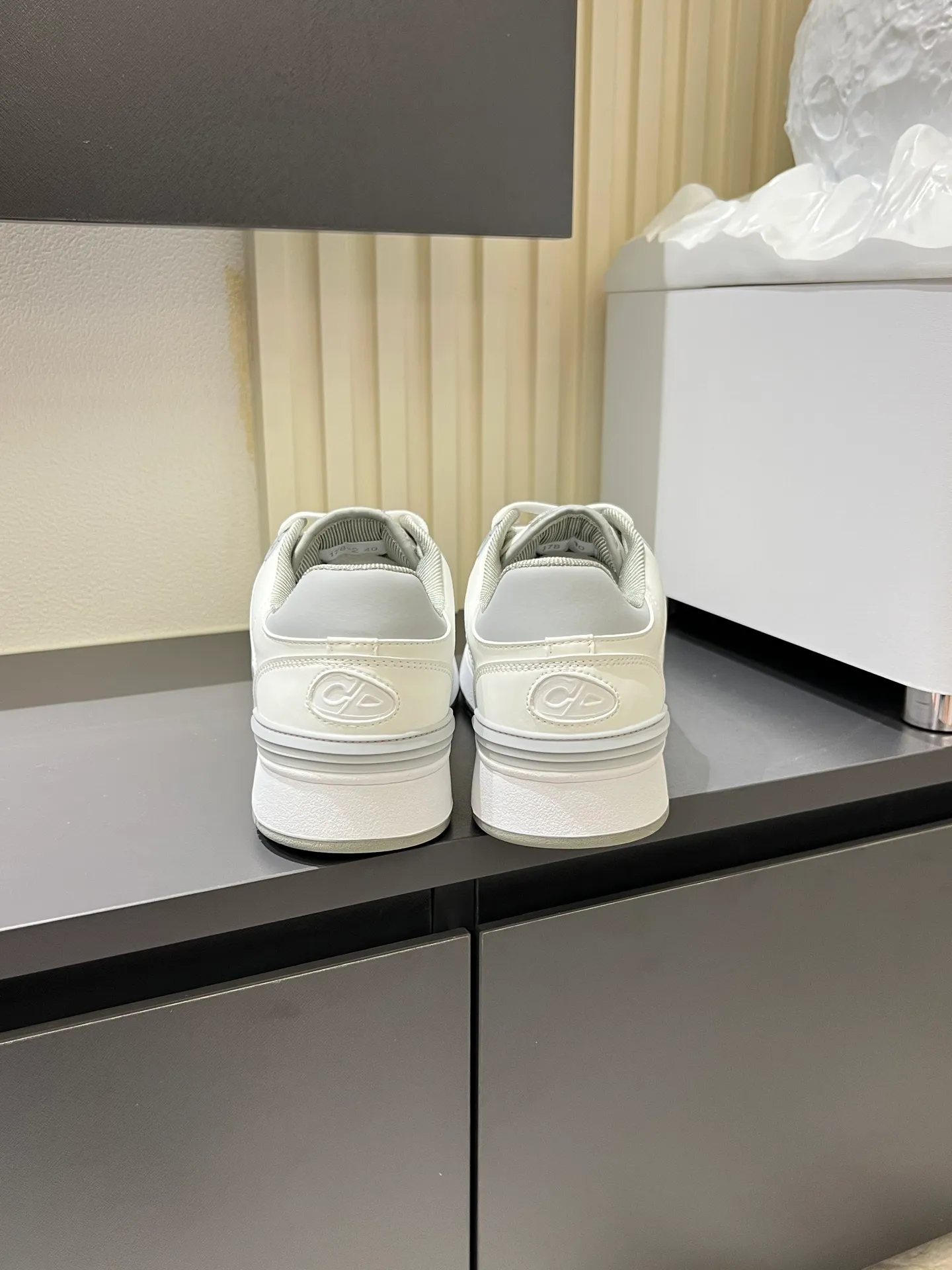 Men's shoes 💰p440 "Dio*" mid-top B27 casual sneakers. This B27 high-top sneaker is a new product in the series and continues Di*r's classic style. Crafted from gray and white smooth calf leather with beige and black Oblique print panels on the sides. The "CD Icon" shaped shoelace eyelets are clever and delicate, and the two-color rubber sole, rear collar and heel are all equipped with the brand's iconic details to enhance the style. Oblique printed straps at the ankle allow for an adjustable fit to complement the overall design. Fashionable and versatile, it can complement any look. Create an exquisite design with unique dynamic vitality and modern atmosphere, presented in low-top and high-top styles. This new must-have shoe adds a new dimension to Dior's archive heritage, embodying modern elegance. Purchase the original version and make it 1:1. If you need top quality, please come to me! Male 38-44!